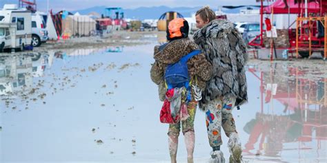 Organizadores piden a los asistentes al festival Burning Man que conserven agua y víveres luego de que fuertes lluvias dejaran a las personas sin poder salir del desierto de Nevada